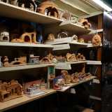 Ci guardiamo intorno. Notiamo statuine di ogni genere e misura, assieme a grotte, luci...